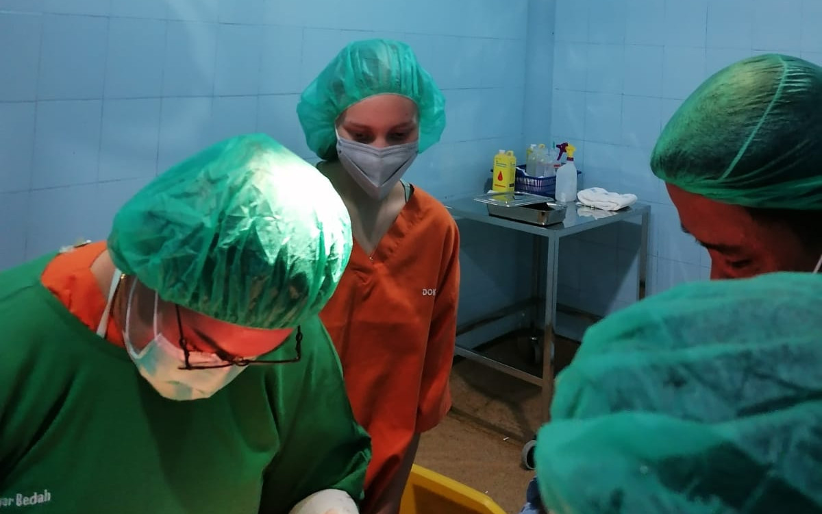 Dr.Jerisatio führt einen Kaiserschnitt durch (Foto: EMS/Berthold)