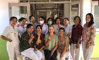 Mit den Hebammen und Hebammenstudentinnen im Eingangsbereich der Geburtsstation des Rumah Sakit Elim (Foto:EMS/Berthold)