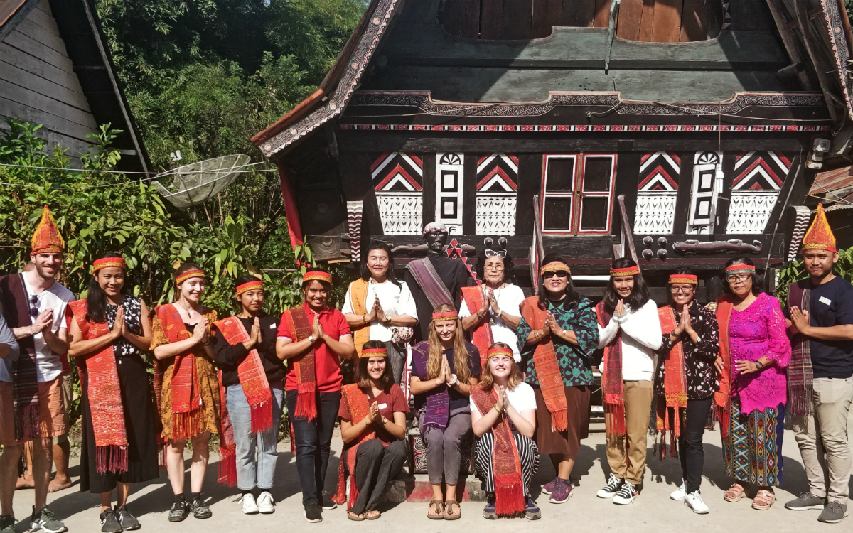 Auf Samosir, Sumatra. Mit anderen FW konnten wir während unserem Zwischenseminar die Kultur dort kennenlernen (Foto: BDKJ/Keller) Auf Samosir, Sumatra. Mit anderen FW konnten wir während unserem Zwischenseminar die Kultur dort kennenlernen (Foto: BDKJ/Keller)