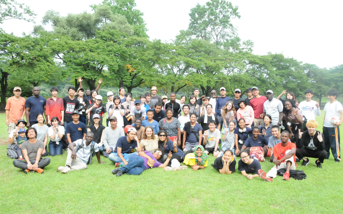 Die ARI Community inklusive einer Studentengruppe aus Kyoto beim Community Event im Park (Foto: EMS/Sigmund) Die ARI Community inklusive einer Studentengruppe aus Kyoto beim Community Event im Park (Foto: EMS/Sigmund)